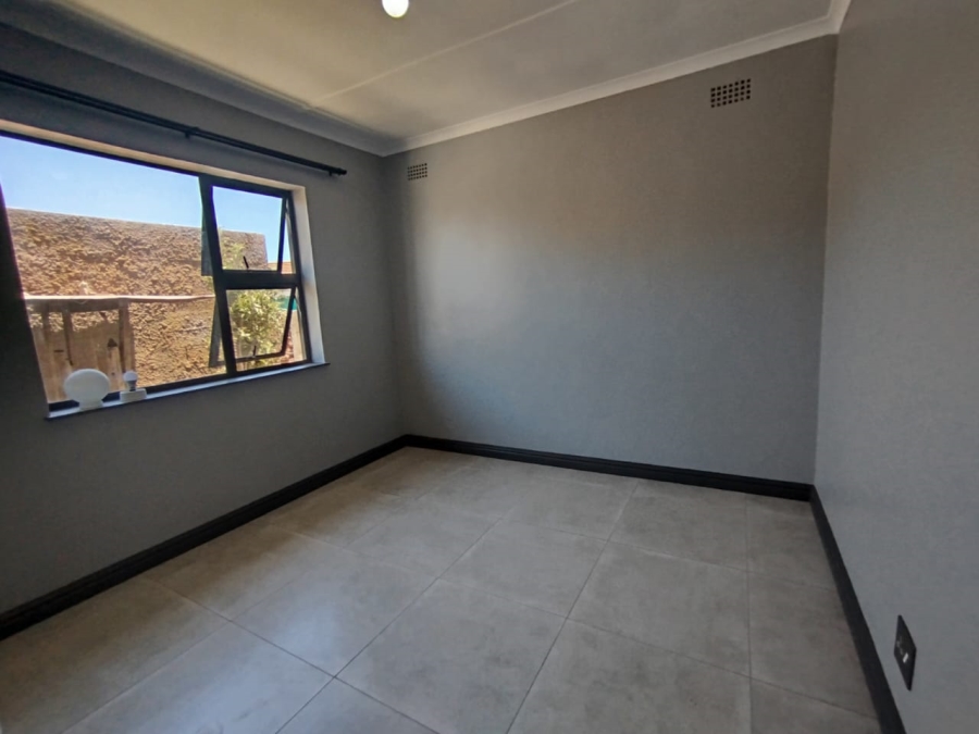 To Let 4 Bedroom Property for Rent in Louwville Western Cape